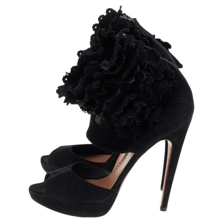 مملوكة مسبقًا Alaia Black Suede Ruffle Ankle Cuff Platform Sandals Size 40
