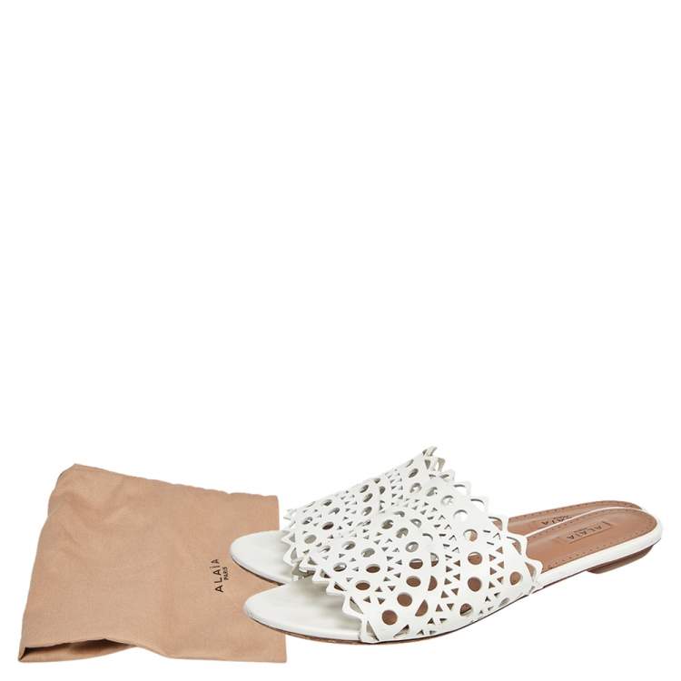 مملوكة مسبقًا Alaia White Laser Cut Leather Slide Sandals Size 39