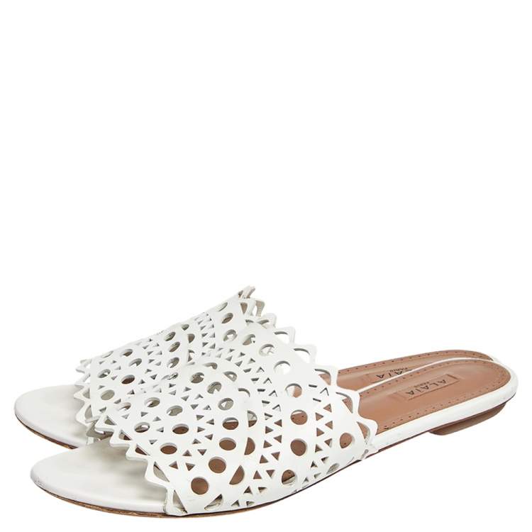 مملوكة مسبقًا Alaia White Laser Cut Leather Slide Sandals Size 39