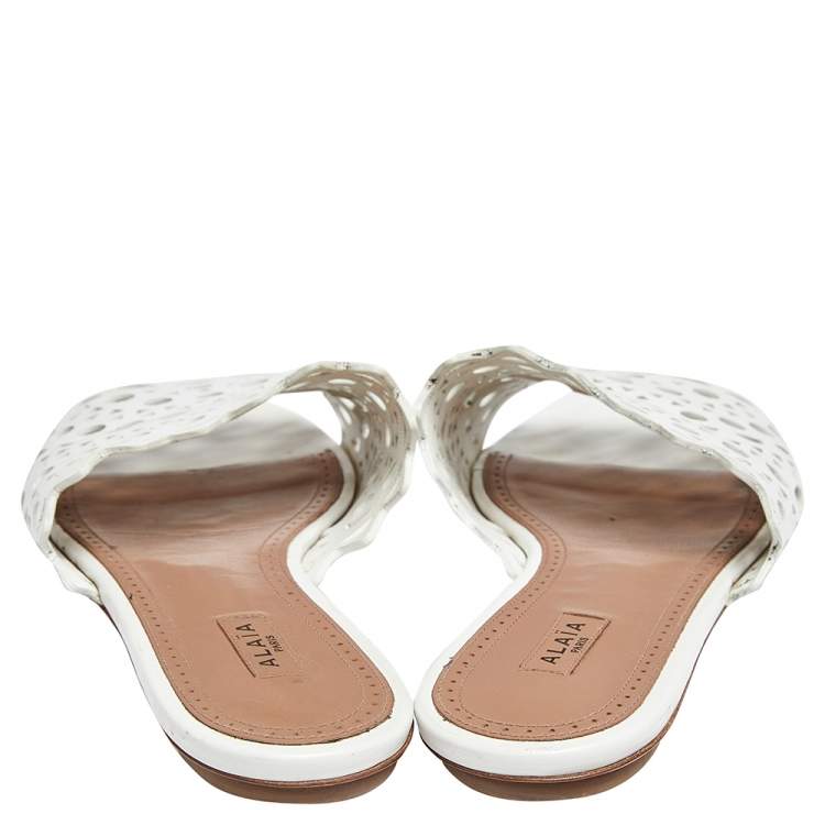 مملوكة مسبقًا Alaia White Laser Cut Leather Slide Sandals Size 39