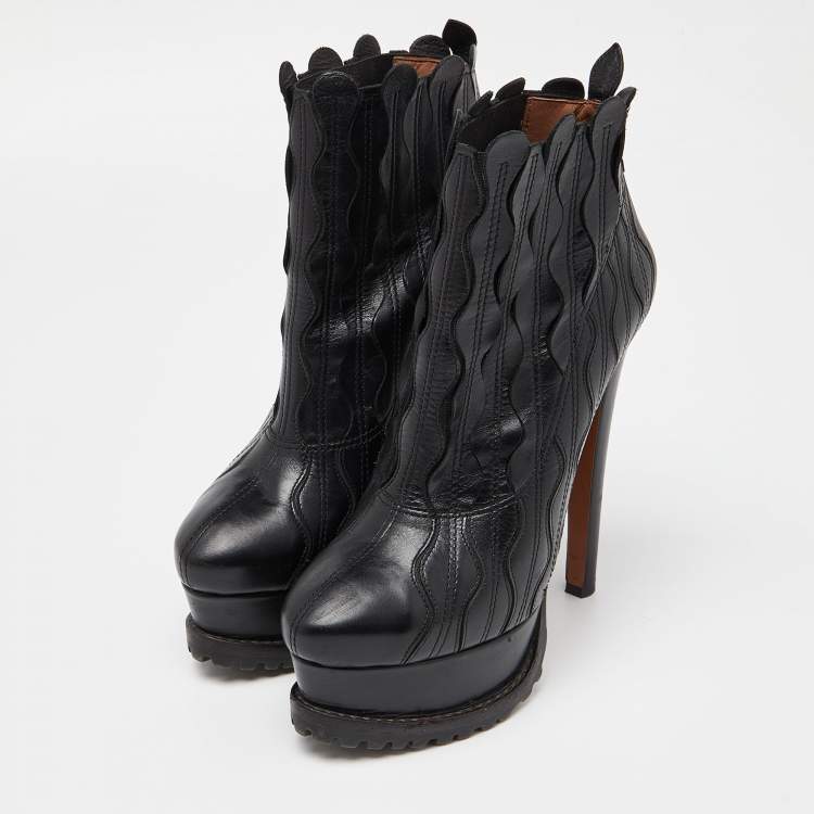 Pre Owned Alaia Black Leather Ankle Boots Size 39