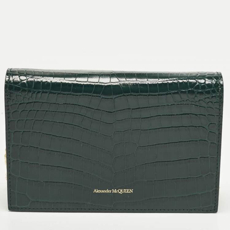 Pre Owned حقيبة كلتش ألكسندر ماكوين جلد محفور بنقشة التمساح خضراء جمجمه سلسلة