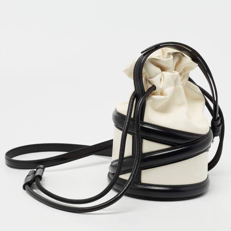 Pre Owned Alexander McQueen Ivory/Black Leather The Soft Curve Bucket Bag
