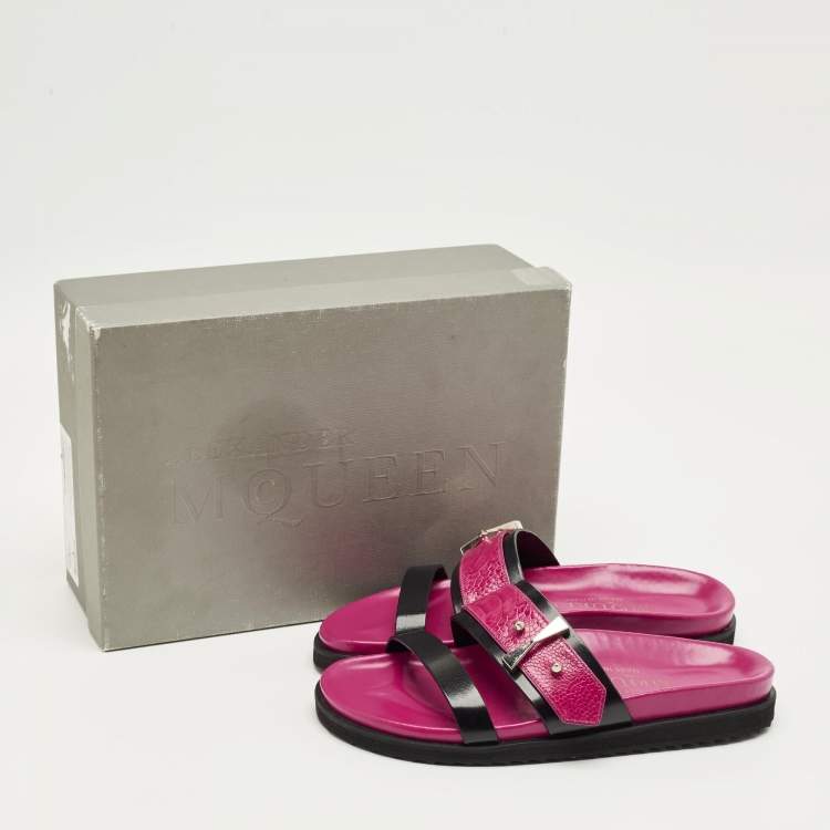 مملوكة مسبقًا Alexander McQueen Pink/Black Ostrich Leg and Leather Flat Slides Size 38
