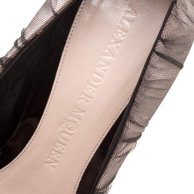 مملوكة مسبقًا Alexander McQueen Blush Pink Satin With Black Ruched Mesh Peep Toe Pumps Size 38