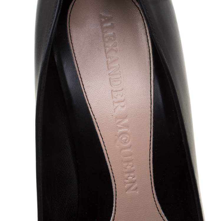 Pre Owned Alexander McQueen Black Leather Horn Heel Platform Pumps Size 40