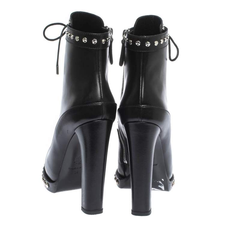مملوكة مسبقًا Alexander McQueen Black Leather Hobnail Platform Ankle Booties Size 39