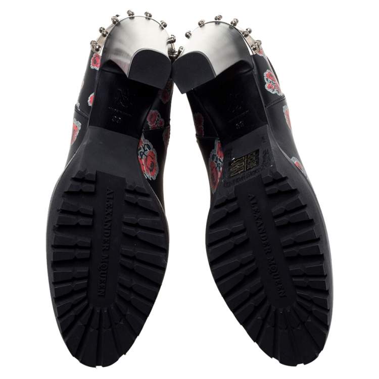 مملوكة مسبقًا Alexander McQueen Black Floral Print Leather Chelsea Studded Heels Ankle Boots Size 39