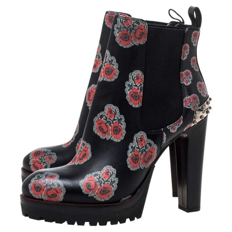 مملوكة مسبقًا Alexander McQueen Black Floral Print Leather Chelsea Studded Heels Ankle Boots Size 39