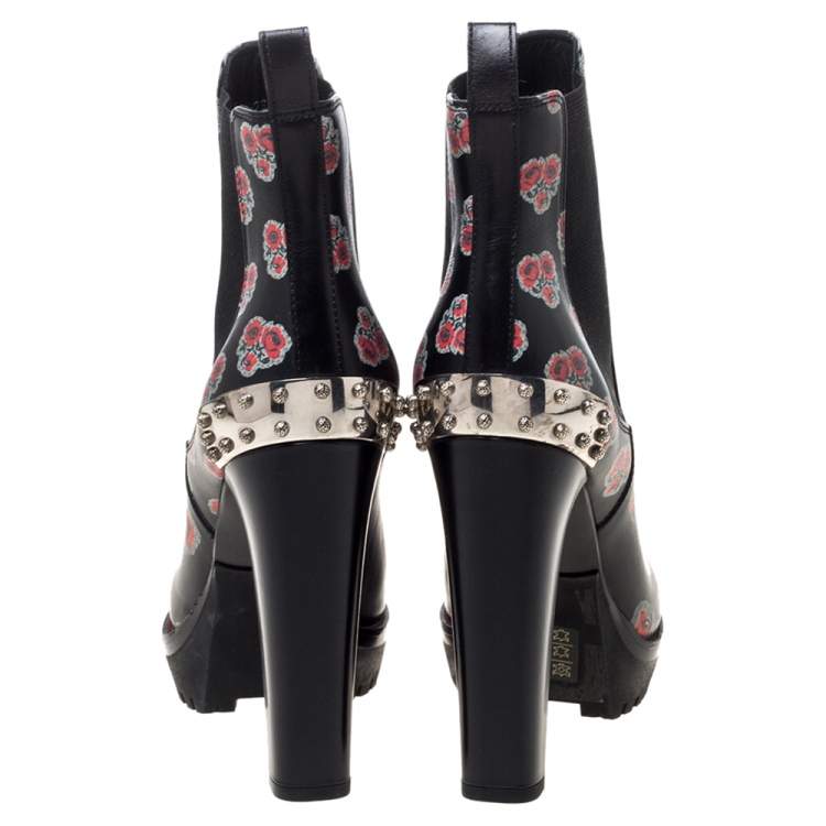 مملوكة مسبقًا Alexander McQueen Black Floral Print Leather Chelsea Studded Heels Ankle Boots Size 39
