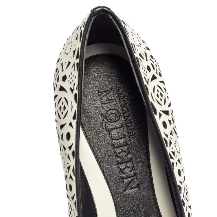 مملوكة مسبقًا Alexander McQueen White Leather Monochrome Laser Cut Smoking Slippers Size 39