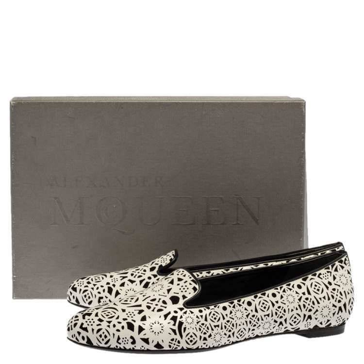 مملوكة مسبقًا Alexander McQueen White Leather Monochrome Laser Cut Smoking Slippers Size 39