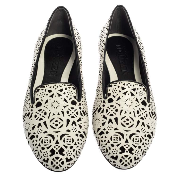 مملوكة مسبقًا Alexander McQueen White Leather Monochrome Laser Cut Smoking Slippers Size 39