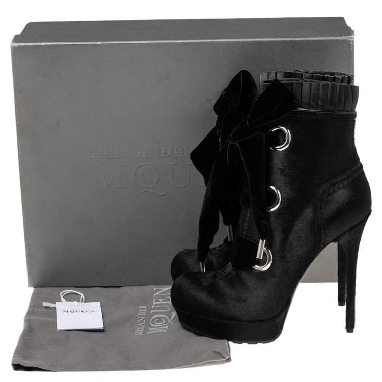 مملوكة مسبقًا Alexander McQueen Black Pony Hair and Pleated Leather Ankle Boots Size 38.5
