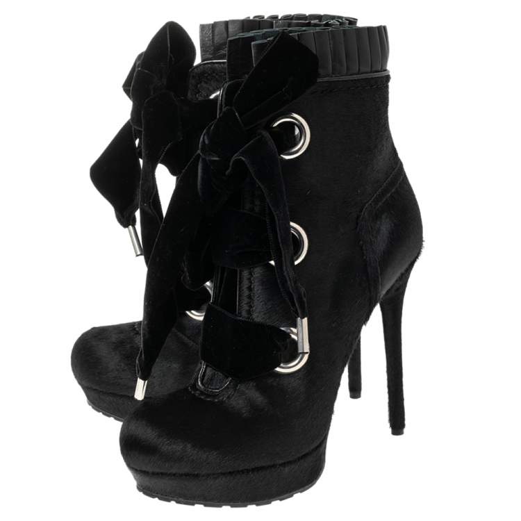 مملوكة مسبقًا Alexander McQueen Black Pony Hair and Pleated Leather Ankle Boots Size 38.5
