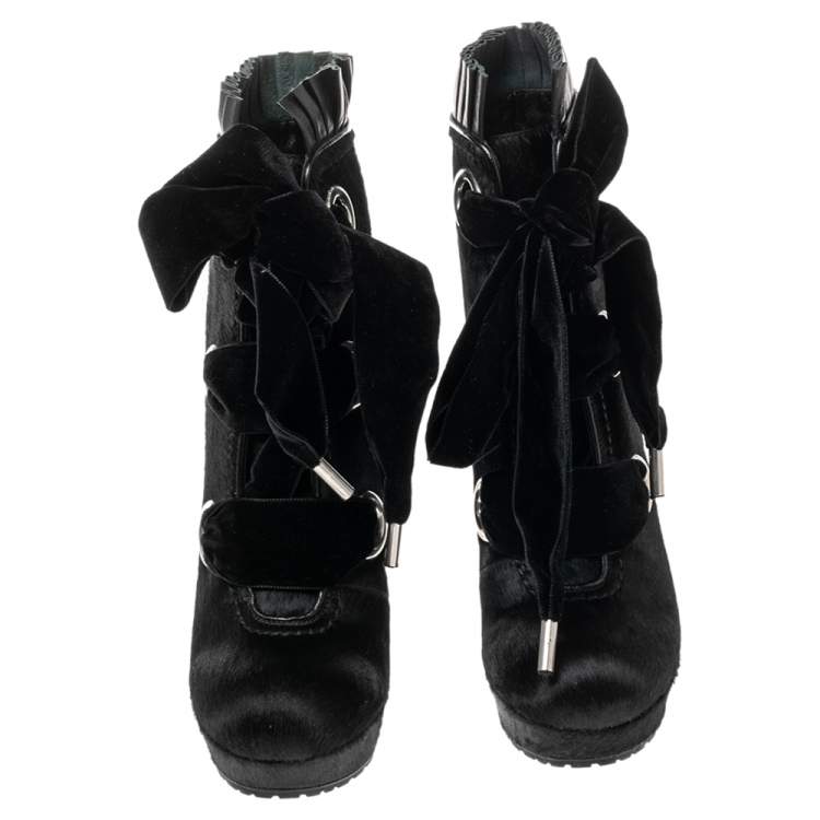 مملوكة مسبقًا Alexander McQueen Black Pony Hair and Pleated Leather Ankle Boots Size 38.5