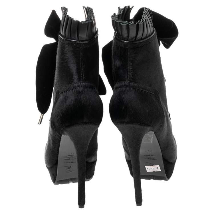 مملوكة مسبقًا Alexander McQueen Black Pony Hair and Pleated Leather Ankle Boots Size 38.5