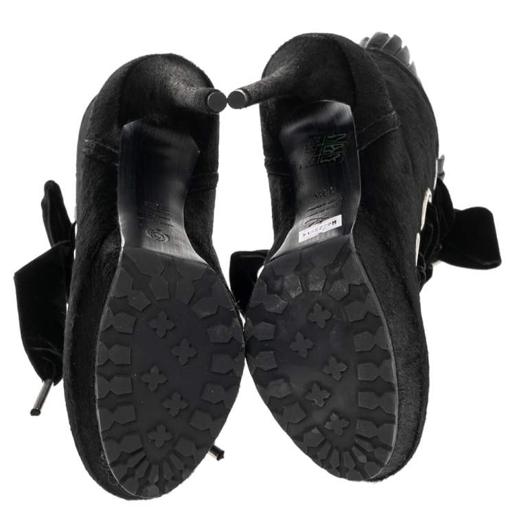 مملوكة مسبقًا Alexander McQueen Black Pony Hair and Pleated Leather Ankle Boots Size 38.5