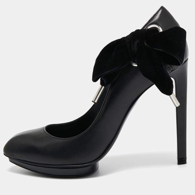 مملوكة مسبقًا Alexander McQueen Black Leather and Velvet Bow Platform Pumps Size 39