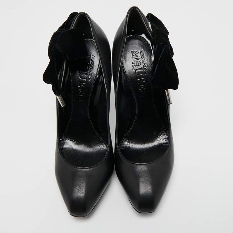 مملوكة مسبقًا Alexander McQueen Black Leather and Velvet Bow Platform Pumps Size 39