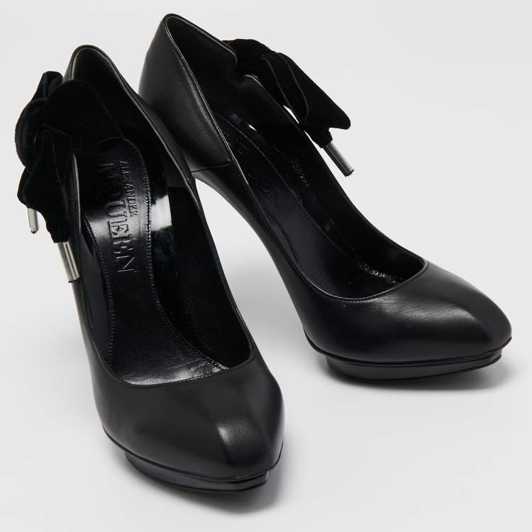 مملوكة مسبقًا Alexander McQueen Black Leather and Velvet Bow Platform Pumps Size 39