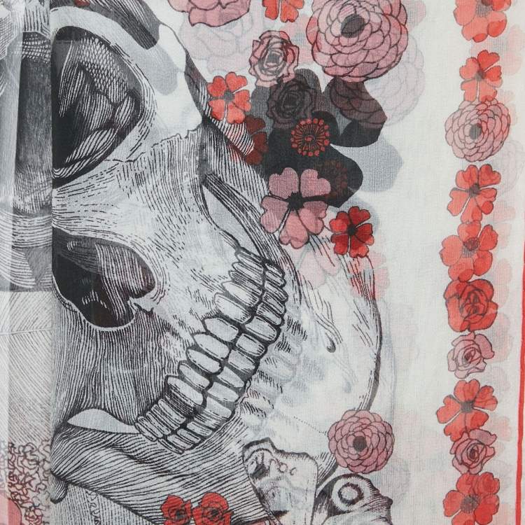 مملوكة مسبقًا Alexander McQueen White Floral and Skull Print Silk Scarf