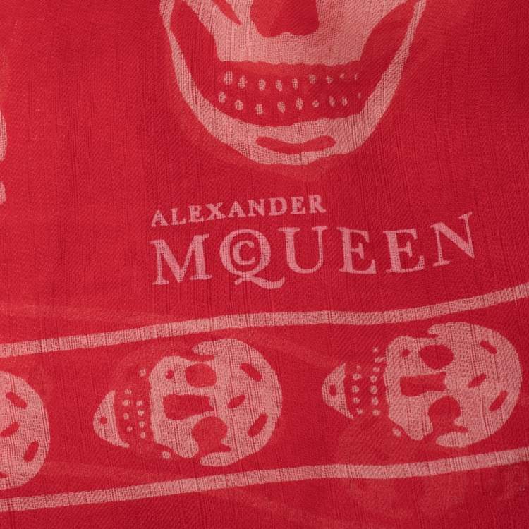 مملوكة مسبقًا Alexander McQueen Red Skull Print Silk Scarf