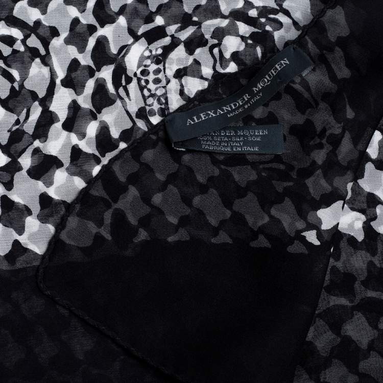 Pre Owned Alexander McQueen Black & White Skull Print Silk Scarf