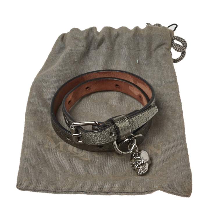 مملوكة مسبقًا Alexander McQueen Silver Leather Double Wrap Skull Charm Bracelet