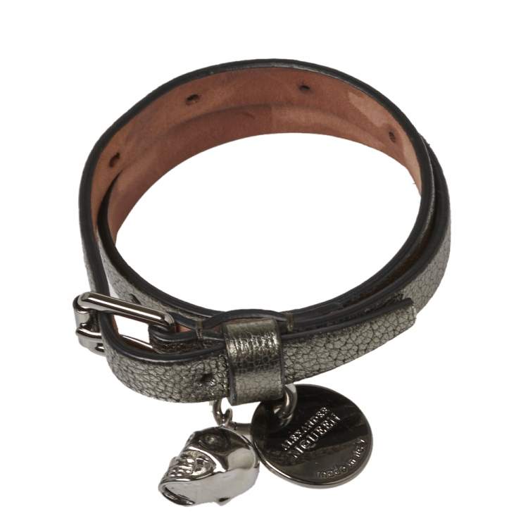 مملوكة مسبقًا Alexander McQueen Silver Leather Double Wrap Skull Charm Bracelet