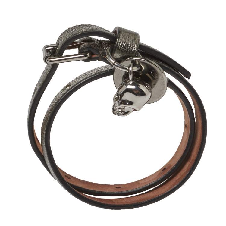 مملوكة مسبقًا Alexander McQueen Silver Leather Double Wrap Skull Charm Bracelet