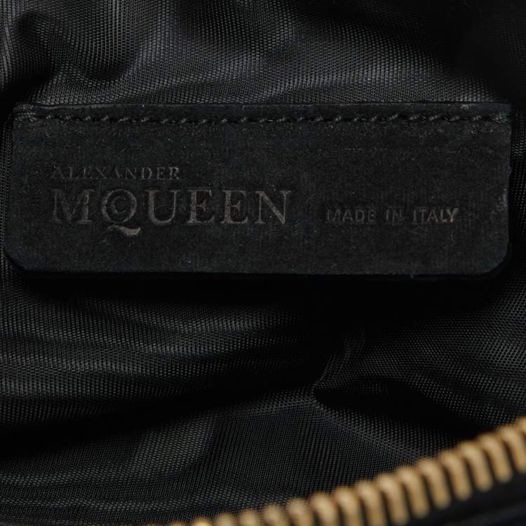 مملوكة مسبقًا Alexander McQueen Black Suede Studded Zip Pouch