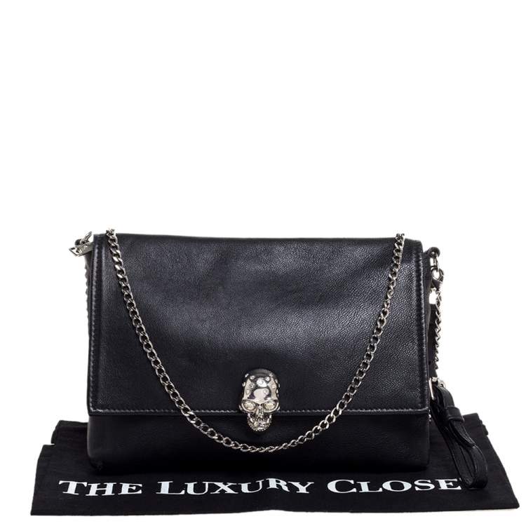مملوكة مسبقًا Alexander McQueen Black Leather Skull  Flap Chain Clutch