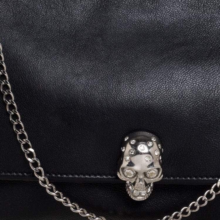 مملوكة مسبقًا Alexander McQueen Black Leather Skull  Flap Chain Clutch