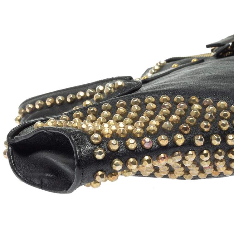 مملوكة مسبقًا Alexander McQueen Black Leather Studded De Manta Clutch