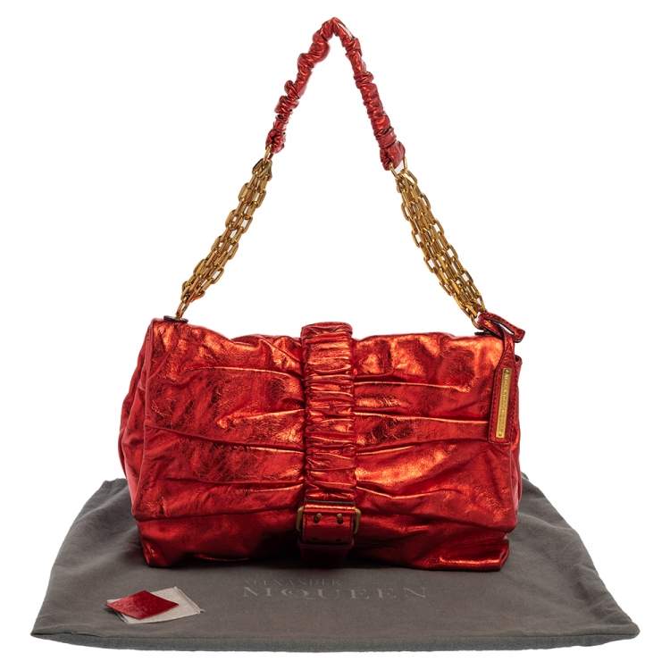 مملوكة مسبقًا Alexander McQueen Metallic Red Leather Scrunch Shoulder Bag