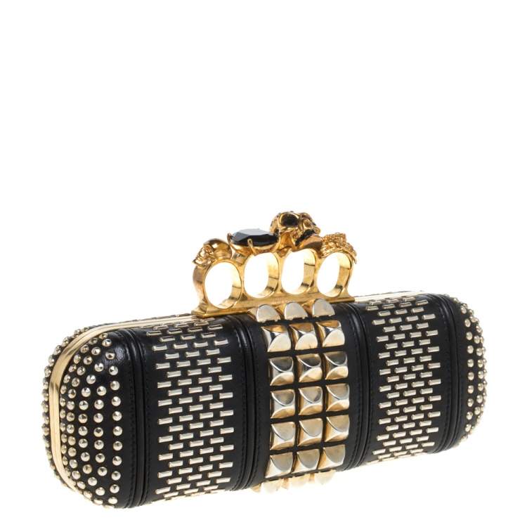 مملوكة مسبقًا Alexander McQueen Black Studded Leather Skull Knuckle Clutch