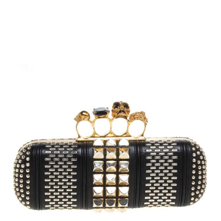 مملوكة مسبقًا Alexander McQueen Black Studded Leather Skull Knuckle Clutch