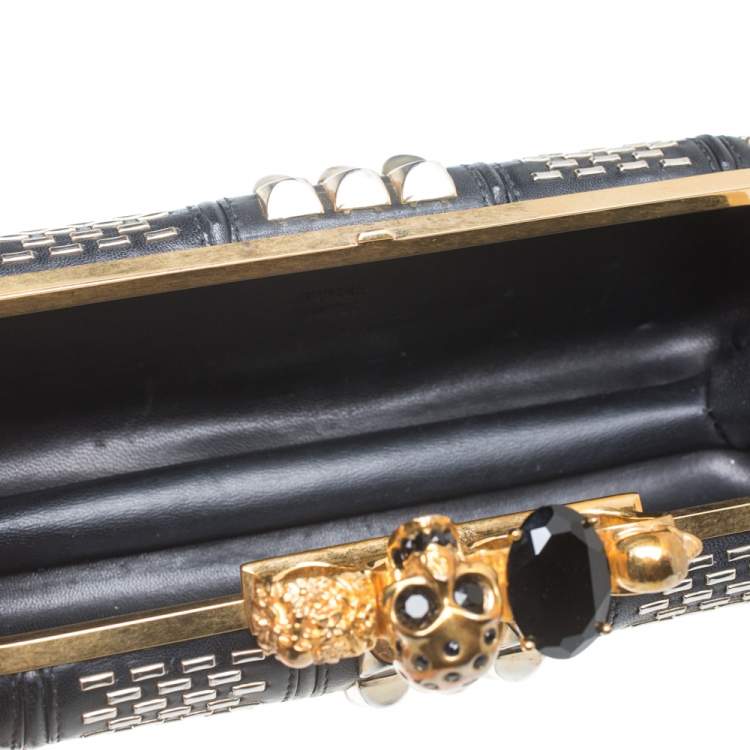 مملوكة مسبقًا Alexander McQueen Black Studded Leather Skull Knuckle Clutch