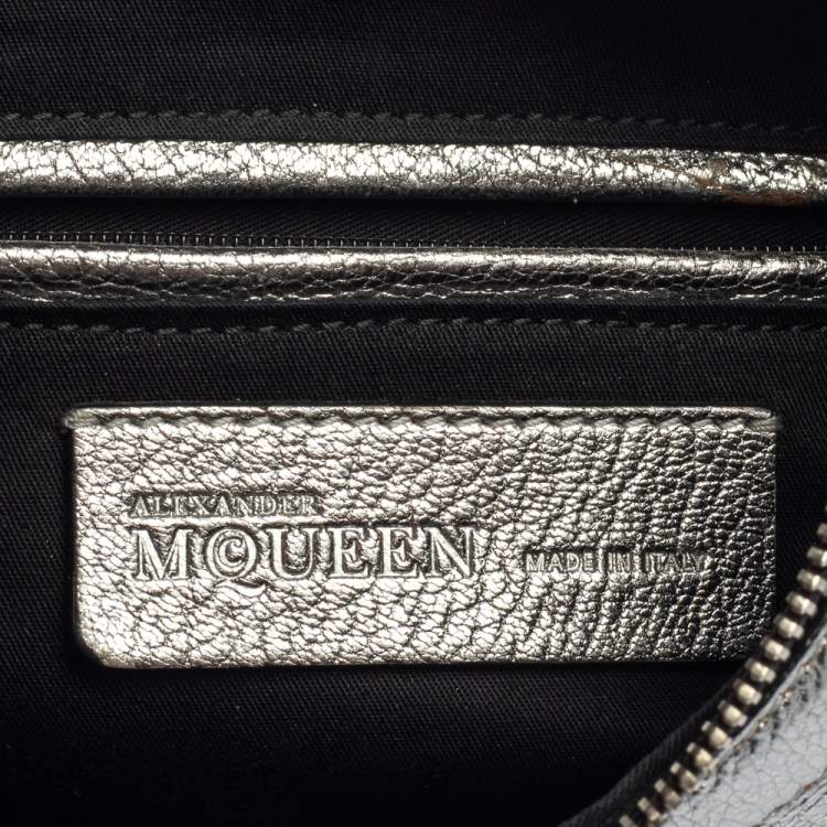 مملوكة مسبقًا Alexander McQueen Metallic Silver Leather Small De Manta Clutch