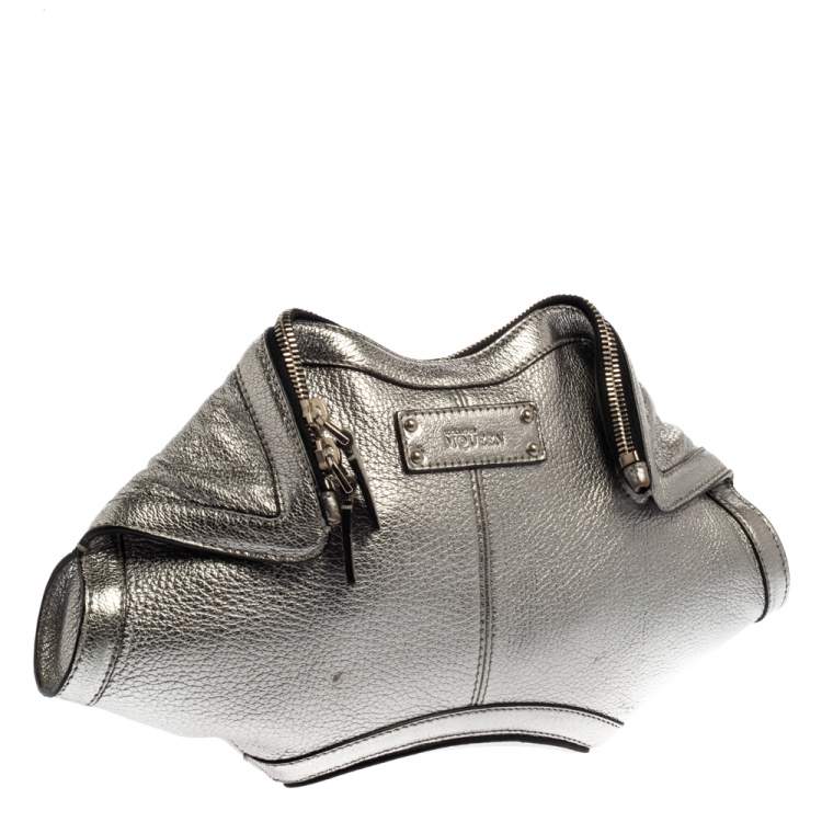 مملوكة مسبقًا Alexander McQueen Metallic Silver Leather Small De Manta Clutch