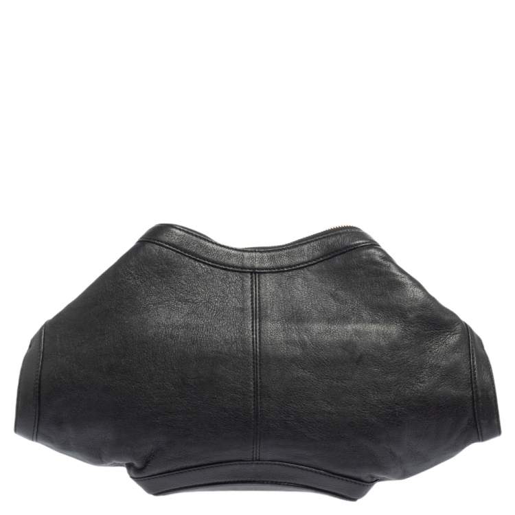مملوكة مسبقًا Alexander McQueen Black Leather Medium De Manta Clutch