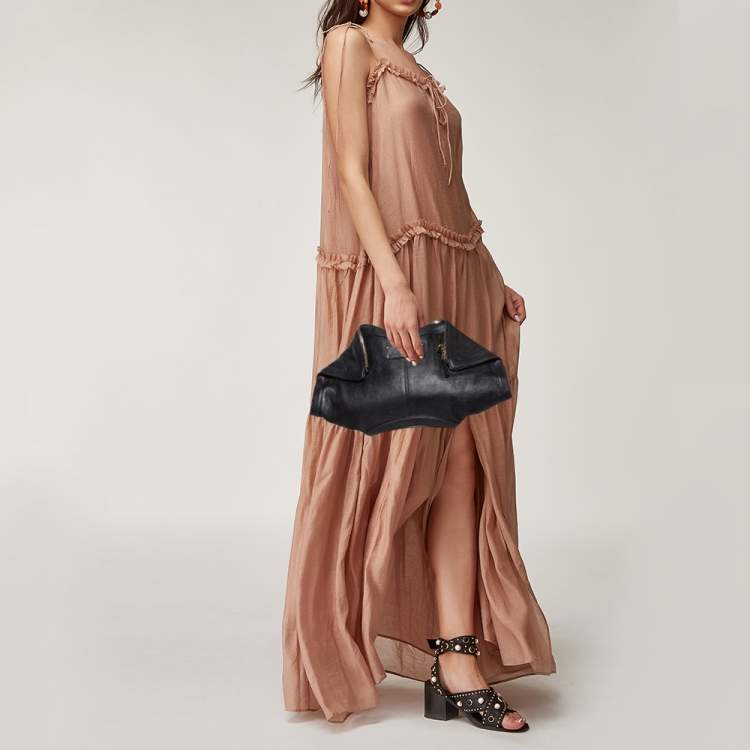 مملوكة مسبقًا Alexander McQueen Black Leather Medium De Manta Clutch