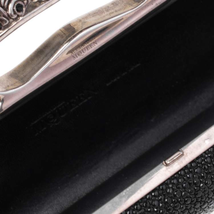 مملوكة مسبقًا Alexander McQueen Black Stingray Knuckle Box Clutch