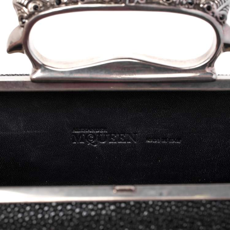 مملوكة مسبقًا Alexander McQueen Black Stingray Knuckle Box Clutch