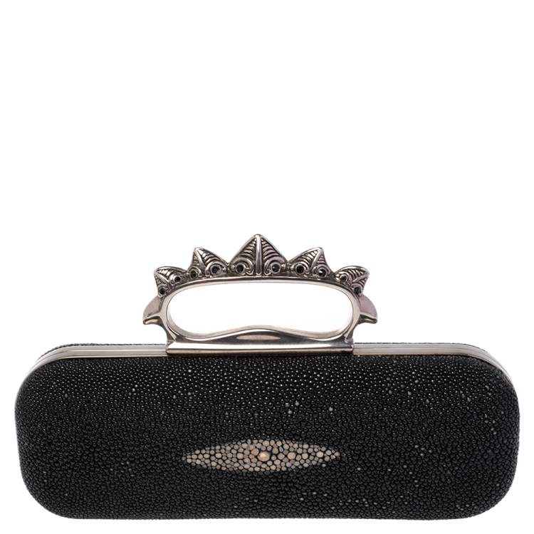 مملوكة مسبقًا Alexander McQueen Black Stingray Knuckle Box Clutch