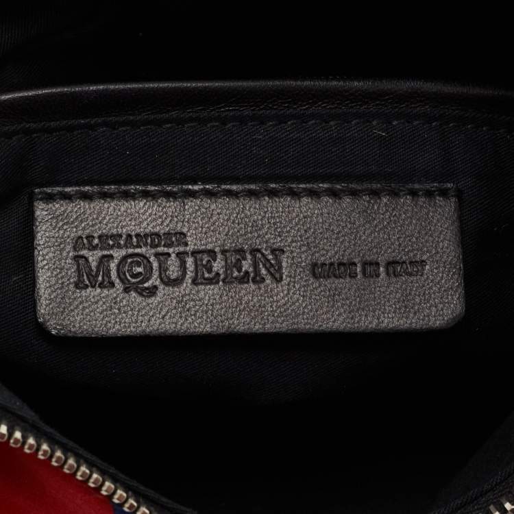 مملوكة مسبقًا Alexander McQueen Black Heart Print Satin And Leather Medium De Manta Clutch