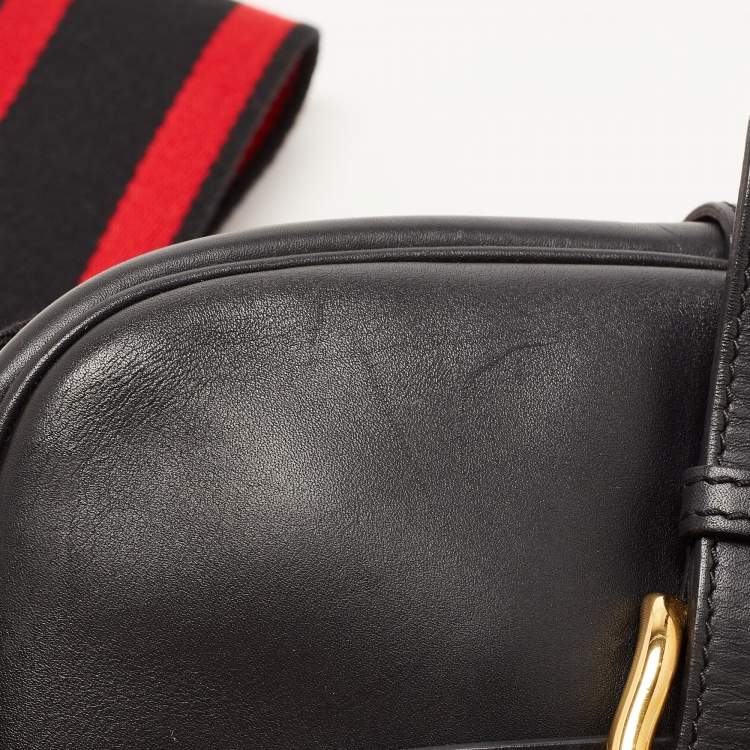 مملوكة مسبقًا Alexander McQueen Black/Red Leather Buckle Flap Crossbody Bag 