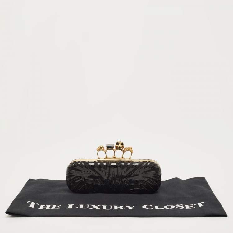 مملوكة مسبقًا Alexander McQueen Black Laser Cut Patent Leather Skull Knuckle Box Clutch