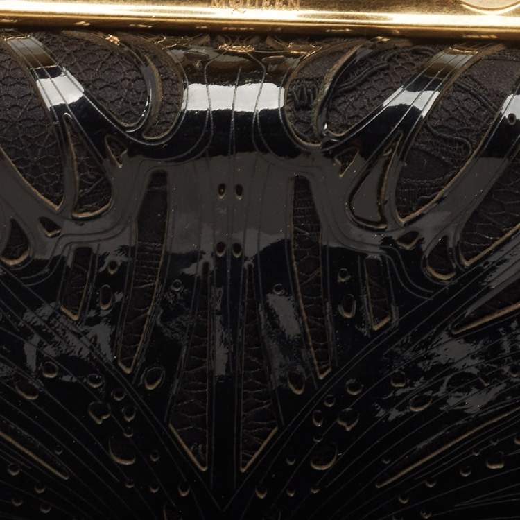 مملوكة مسبقًا Alexander McQueen Black Laser Cut Patent Leather Skull Knuckle Box Clutch